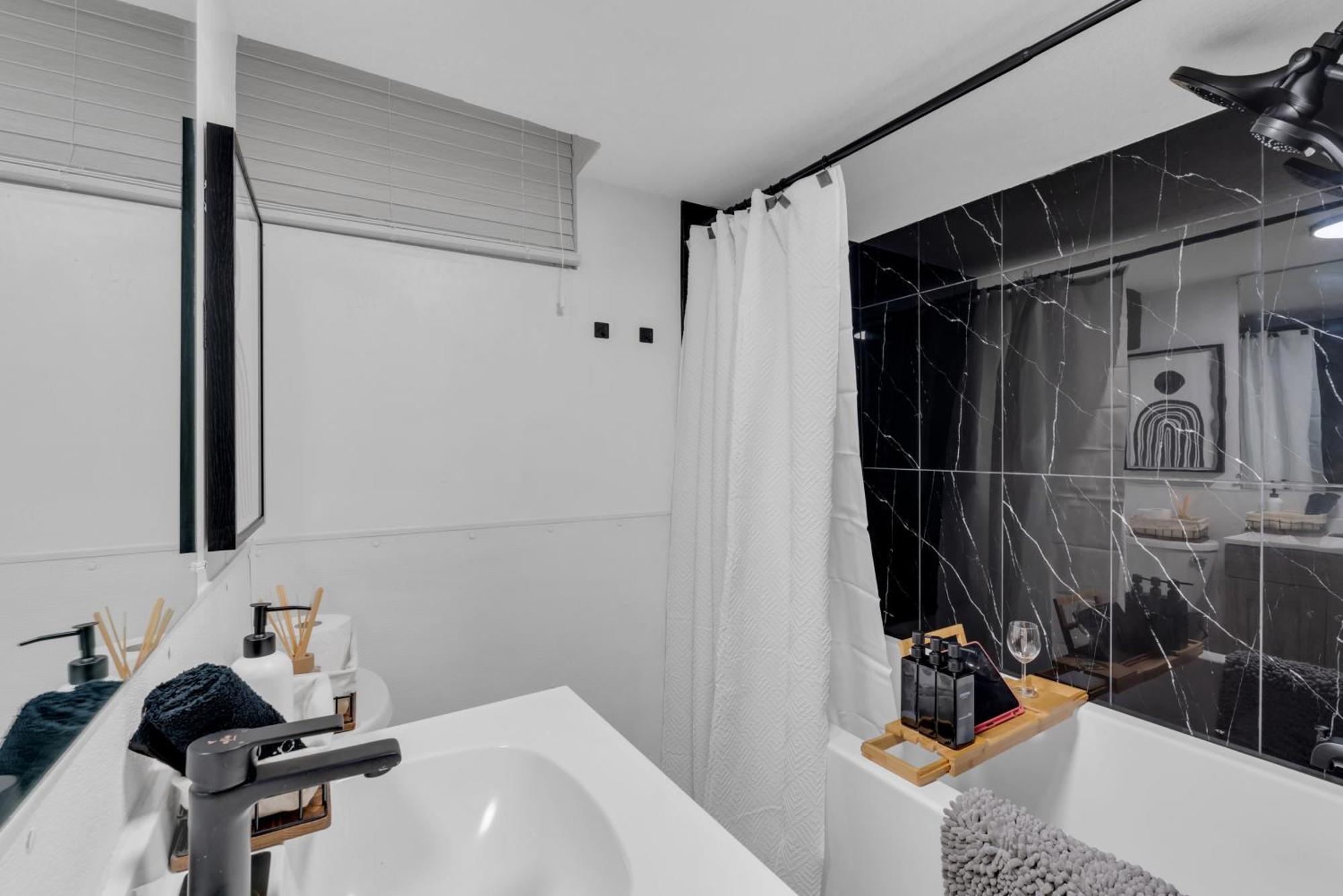 Luxury Suite, Steps To Dt, River, Hospital * Calgary